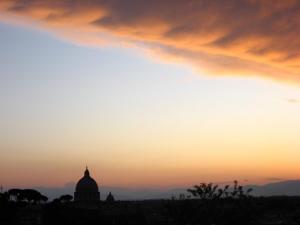 tramonto in Roma Il Cupolone si copre di nuvole dorate al Tramonto, tramonto immagini, foto tramonto, foto al tramonto