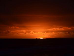 immagini di tramonto sul mare su Ultimi raggi di un tramonto disegnato sul mare a Latina, tramonto immagini, foto tramonto, foto al tramonto