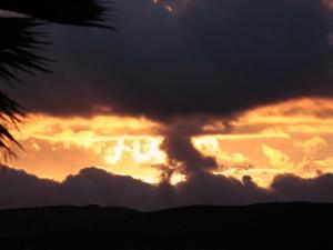 immagini di tramonto sul mare su Un tramonto prima del temporale golfo aranci sardegna, tramonto immagini, foto tramonto, foto al tramonto