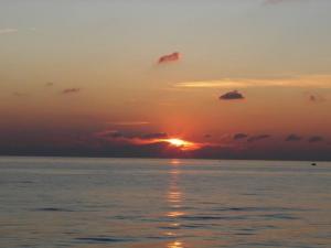 immagini di tramonto sul mare su Particolare del primo tramonto disponibile del 2009, tramonto immagini, foto tramonto, foto al tramonto