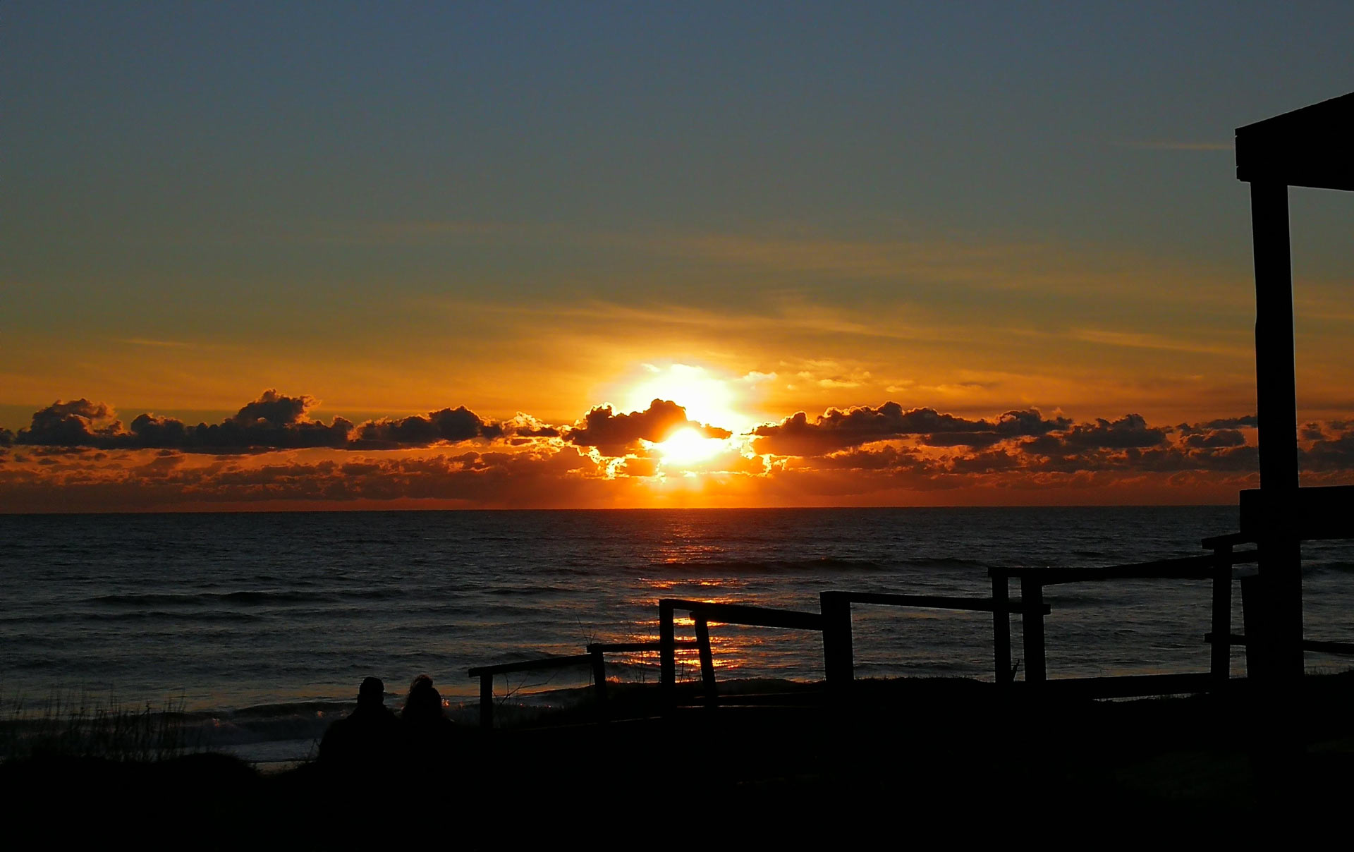 tramonto sul mare esplosione di raggi al tramonto sul mare in inverno
